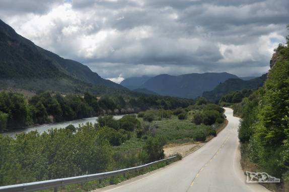 Carretera Austral ao norte de Coyhaique. Asfalto e cada vez mais verde e umidade
